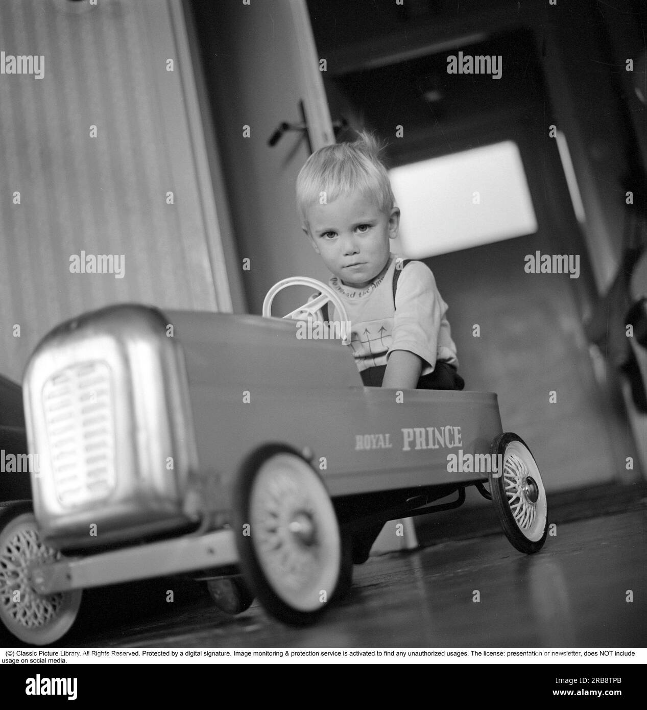 Der Junge in den 1960er. Ein Junge in seinem hübschen Tretwagen, mit der Aufschrift Royal Prince auf der Seite. Schweden 1966 Stockfoto