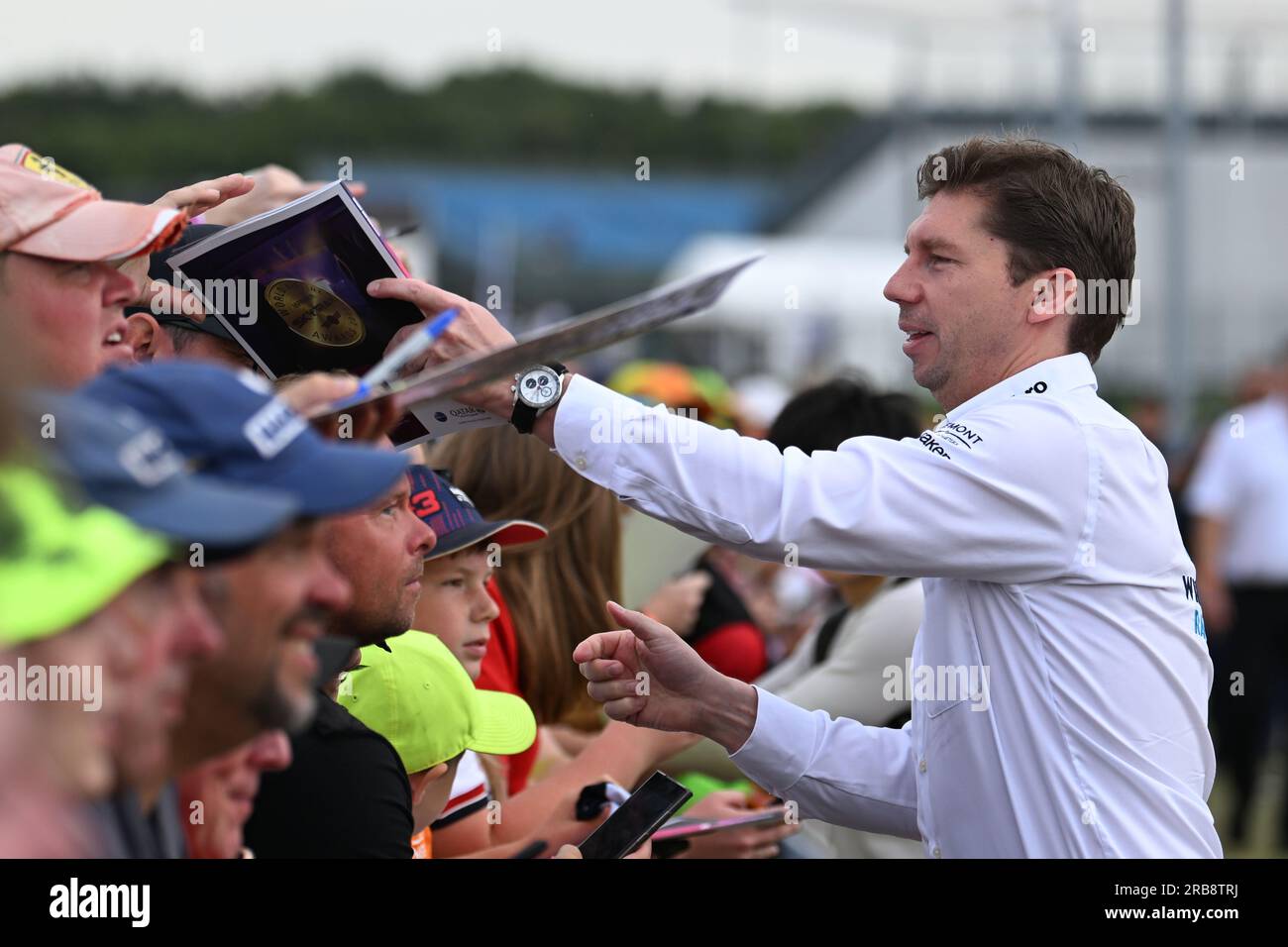 8. Juli 2023: Silverstone Circuit, Northamptonshire, England: Formel 1 2023 Aramco F1 Grand Prix: Qualifikationstag; James Vowles, Leiter von Williams Racing, gibt bei der Ankunft in Silverstone Autogramme ab Stockfoto