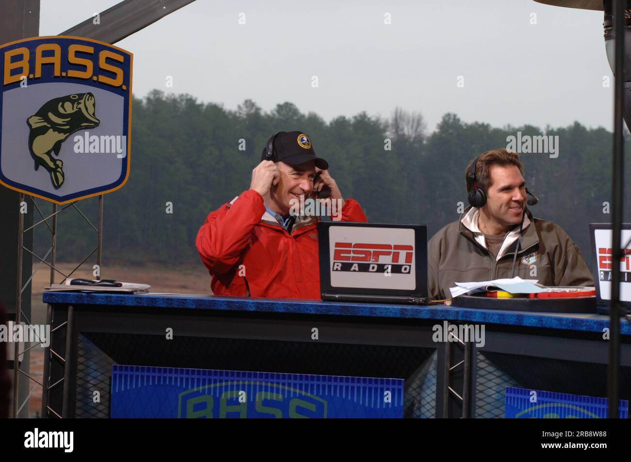 Teil der Mike and Mike Show von ESPN Radio, die gemeinsam von Mike Greenberg und Mike Golic beim Bassmasters Classic Professional Fishing Turnier in Greenville, South Carolina, ausgerichtet wird, mit Gastauftritt von Minister Dirk Kempthorne Stockfoto