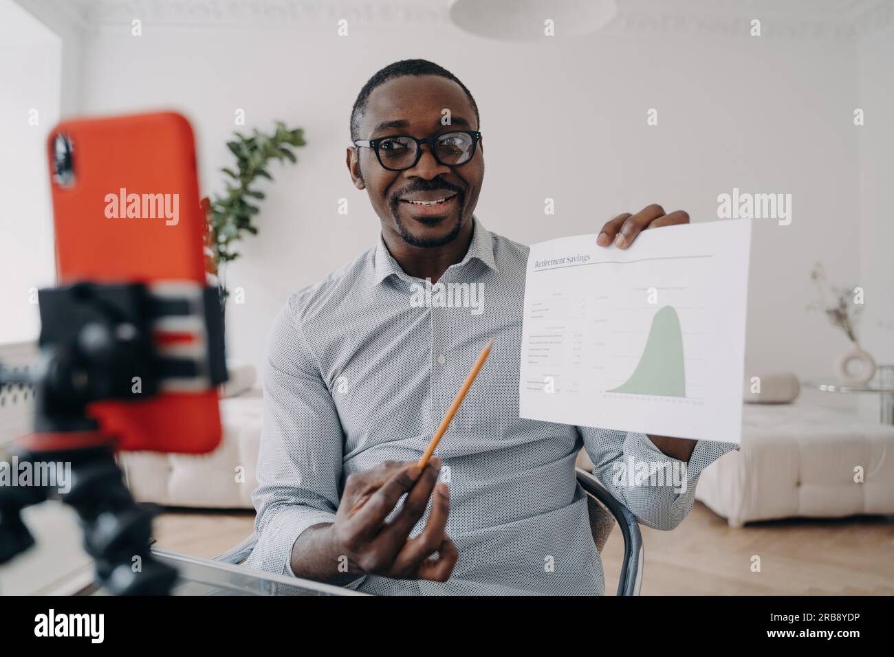 Finanzanalytiker für Geschäftsleute, der Statistiken über Online-Arbeitskonferenzen per Videoanruf mit Smartphone präsentiert. Business Coach zeigt Zeichen Stockfoto