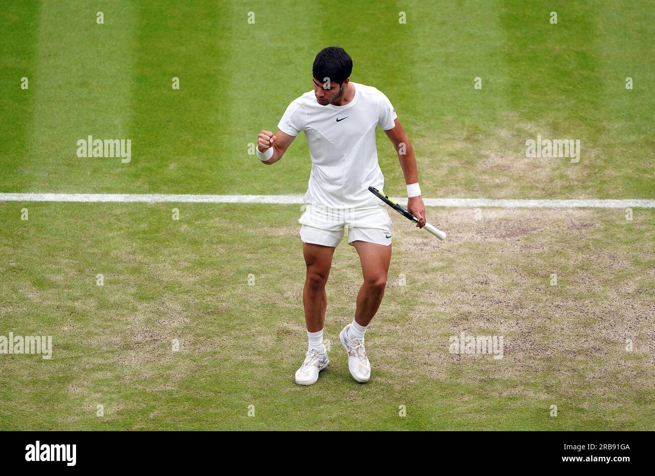 Carlos Alcaraz reagiert während seines Spiels gegen Nicolas Jarry am 6. Tag der Wimbledon-Meisterschaft 2023 im All England Lawn Tennis and Croquet Club in Wimbledon. Bilddatum: Samstag, 8. Juli 2023. Stockfoto