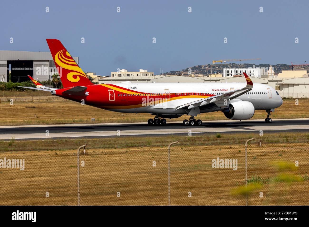 Airbus Industrie Airbus A350-941 (REG: F-WJKM) noch in der Aufmachung Hainan, Abflug nach Dublin, um in Fidschi Airways lackiert zu werden (REG: DQ-FAN). Stockfoto