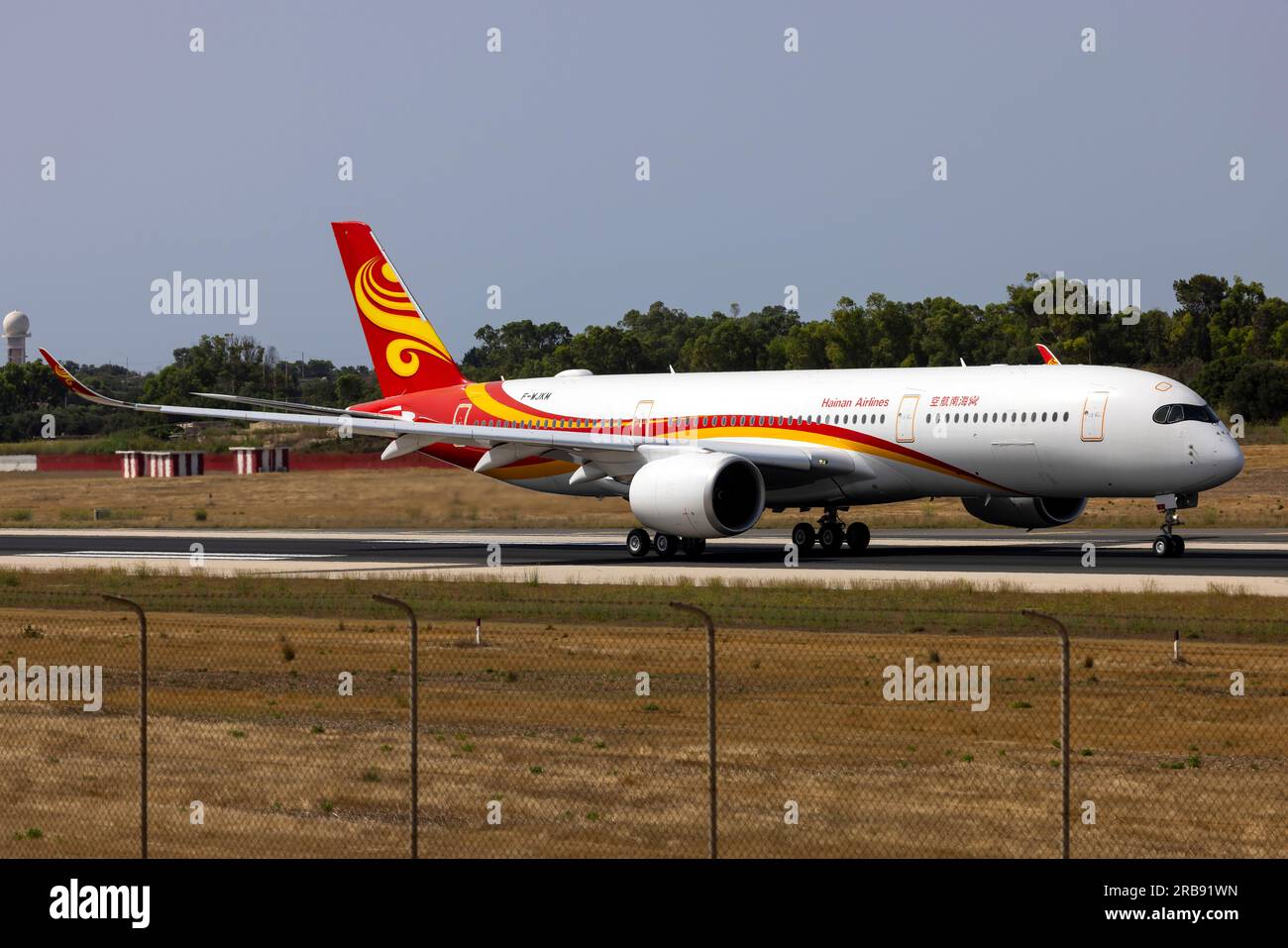 Airbus Industrie Airbus A350-941 (REG: F-WJKM) noch in der Aufmachung Hainan, Abflug nach Dublin, um in Fidschi Airways lackiert zu werden (REG: DQ-FAN). Stockfoto