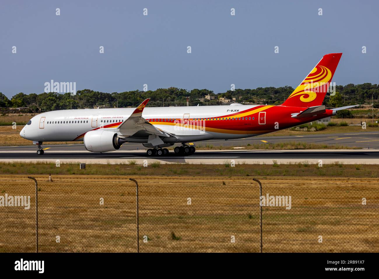 Airbus Industrie Airbus A350-941 (REG: F-WJKM) noch in der Aufmachung Hainan, Abflug nach Dublin, um in Fidschi Airways lackiert zu werden (REG: DQ-FAN). Stockfoto