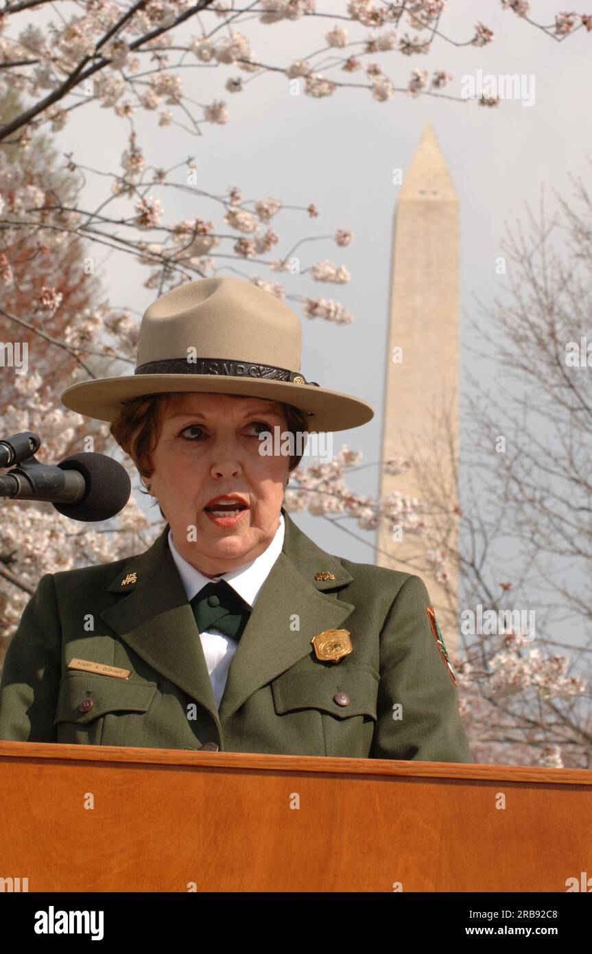 Besuch von Minister Dirk Kempthorne in Washington, D.C. Tidal Basin und Umgebung, wo er zu National Park Service Director Mary Bomar, National Mall and Memorial Parks Superintendent Peggy O'Dell und National Cherry Blossom Festival, Inc. Ging Präsidentin Diana Mayhew für eine Pressekonferenz zur Ankündigung neuer und verbesserter Besucherdienste in der National Mall rechtzeitig zum Cherry Bloossom Festival 2008. Der Minister sprach auch mit Mitarbeitern des National Park Service in den USA Parkpolizei und Besucher rund um das Tidal Basin und die National Mall. Stockfoto