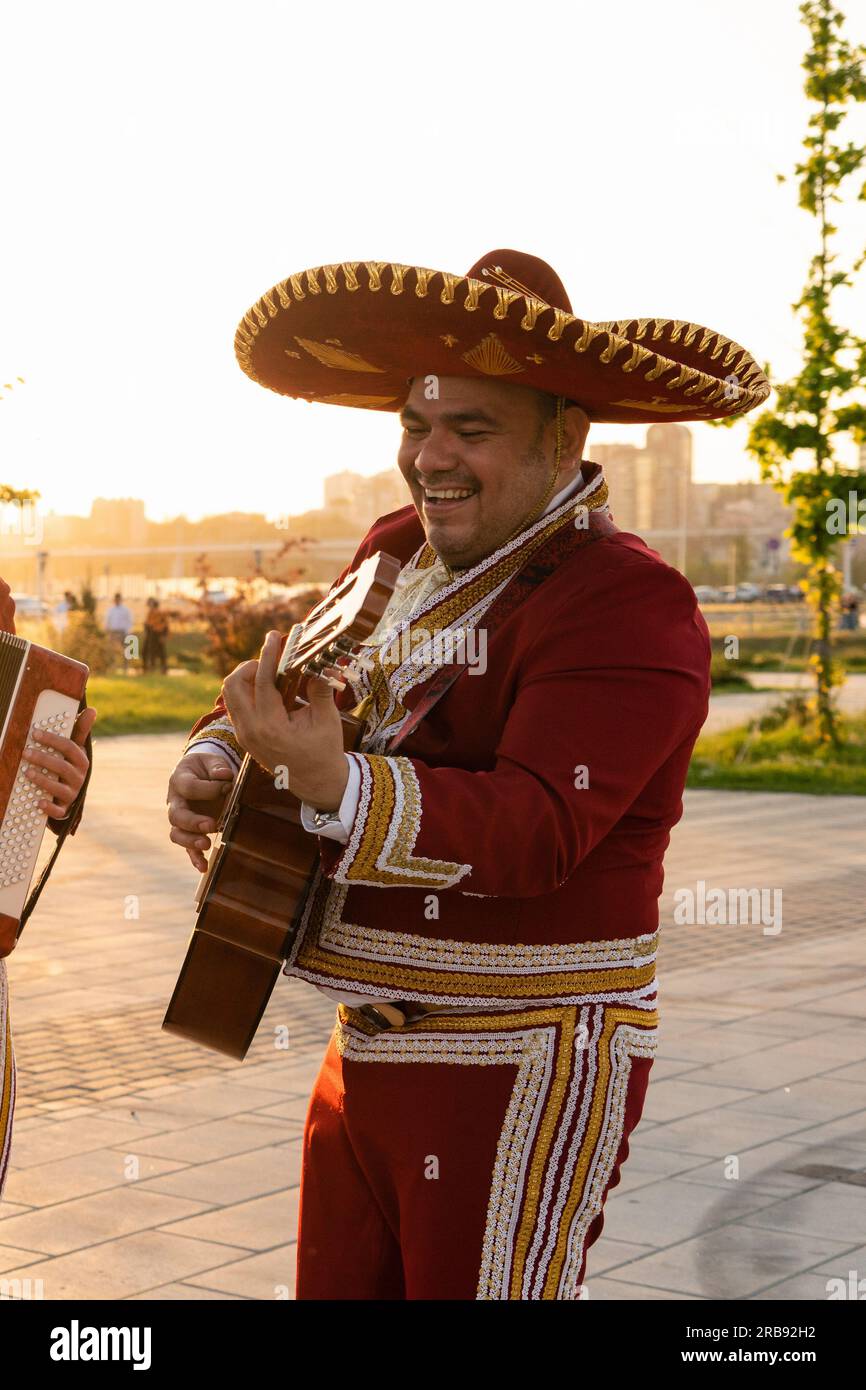 Der mexikanische Musiker Mariachi spielt Gitarre auf einer Stadtstraße. Stockfoto