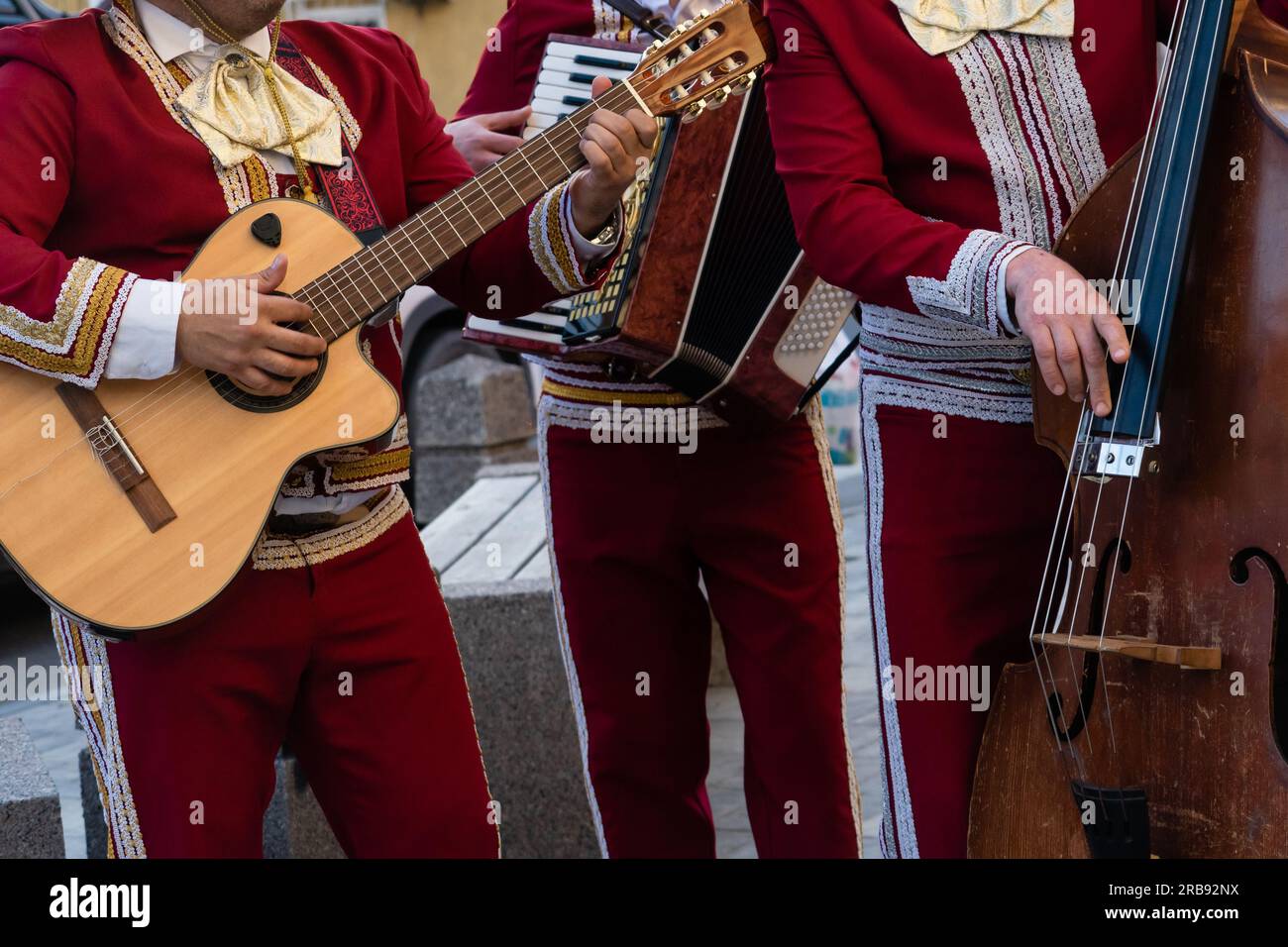 Der mexikanische Musiker Mariachi spielt Gitarre auf einer Stadtstraße. Stockfoto