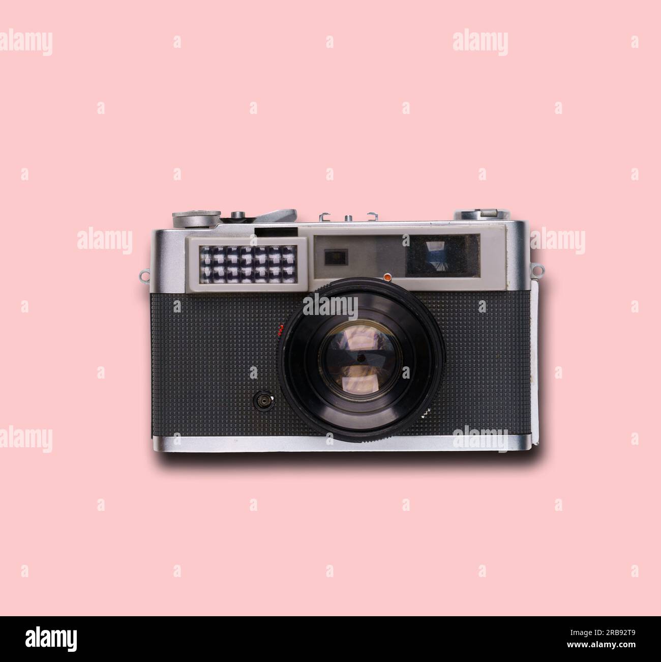 Alte Filmkamera auf pinkfarbenem Hintergrund mit Schatten Stockfoto