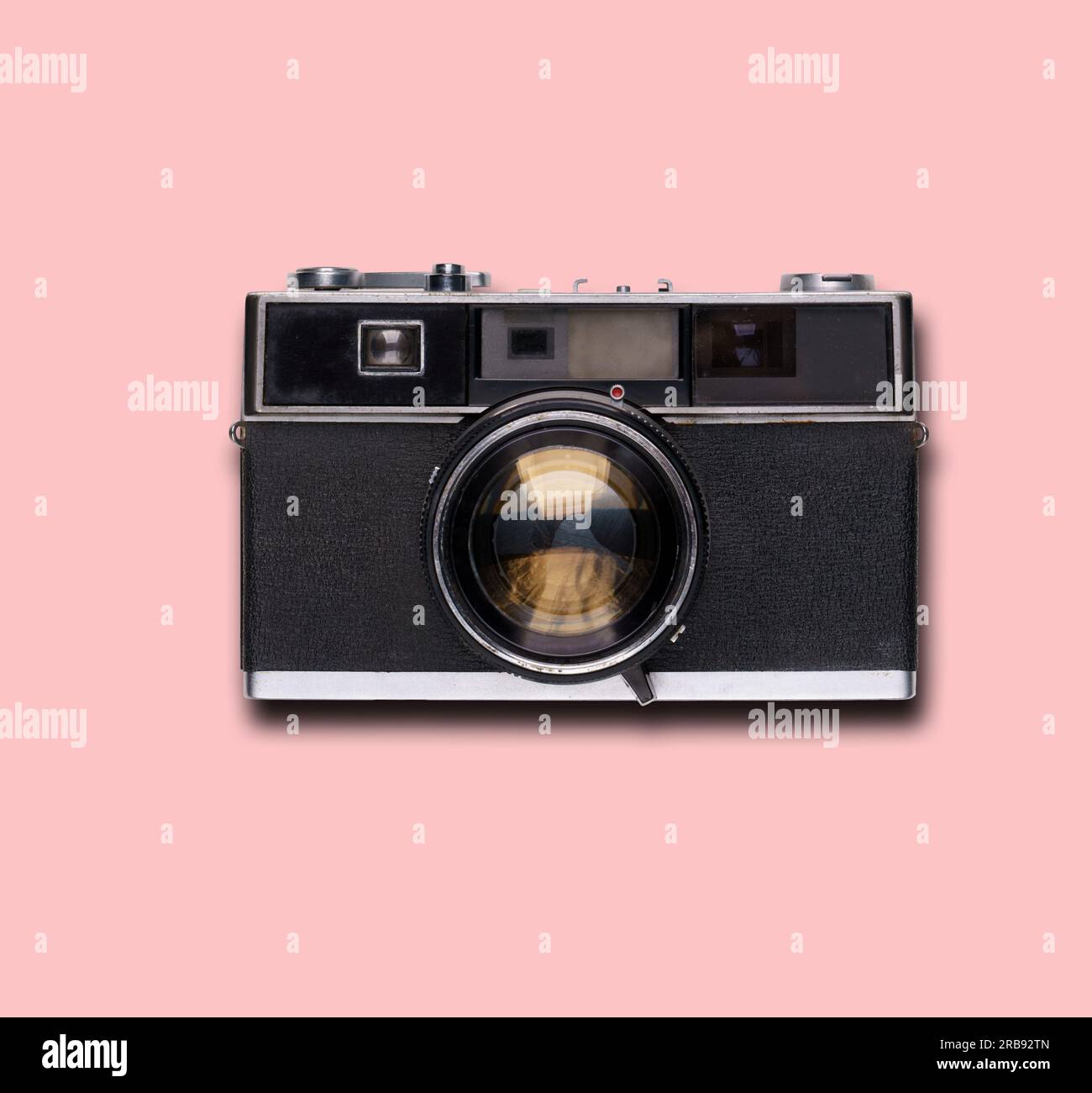 Alte Filmkamera auf pinkfarbenem Hintergrund mit Schatten Stockfoto