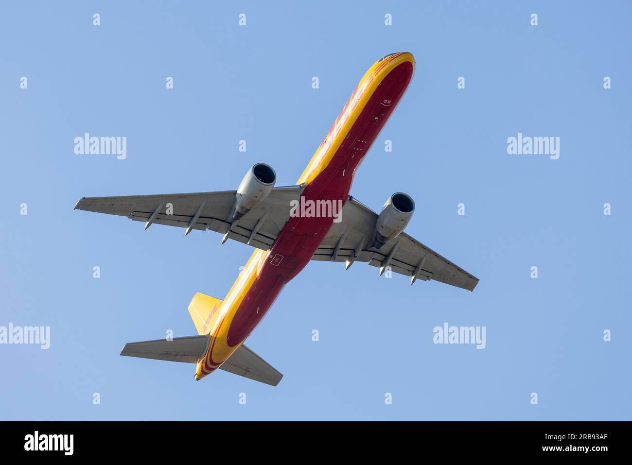 DHL (European Air Transport – EAT) Boeing 757-2Q8(PCF) (REG: D-ALES), die von der Landebahn 13 aussteigt. Stockfoto