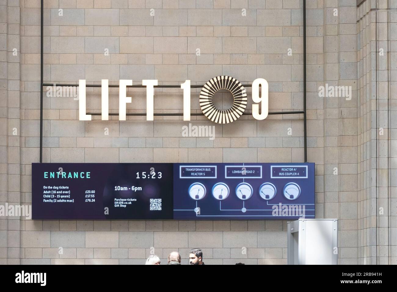 Lift 109 Schild Eingang Besucherattraktion Aussichtsplattform im ehemaligen battersea Kraftwerk, das zu einem umgebauten exklusiven Einkaufszentrum in london uk wurde Stockfoto