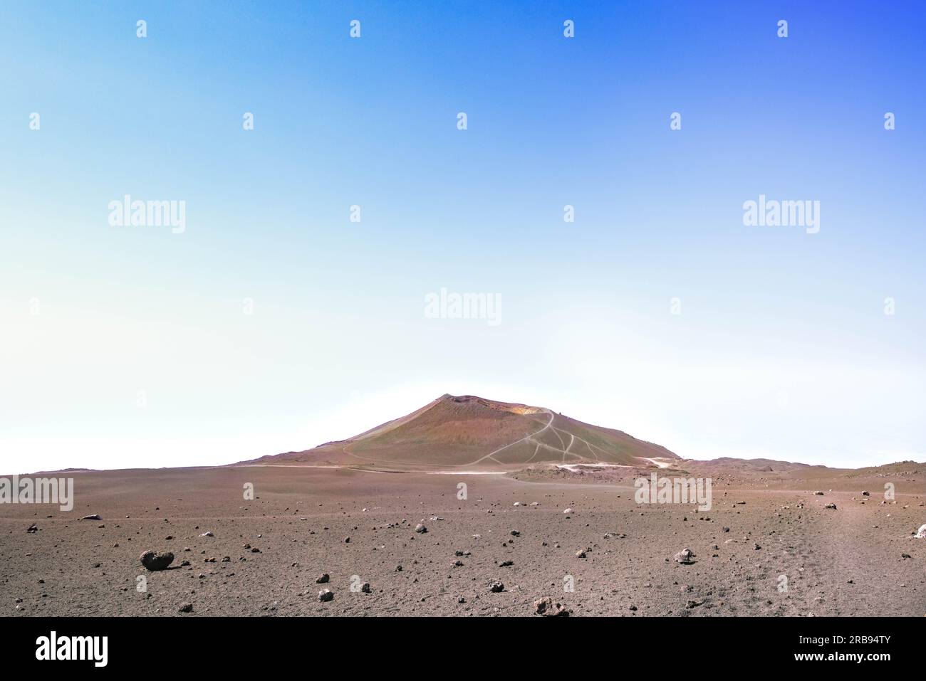 Ätna - vista sul deserto lavico e su un cratere laterale durante giornata estiva di sole e cielo blu Stockfoto