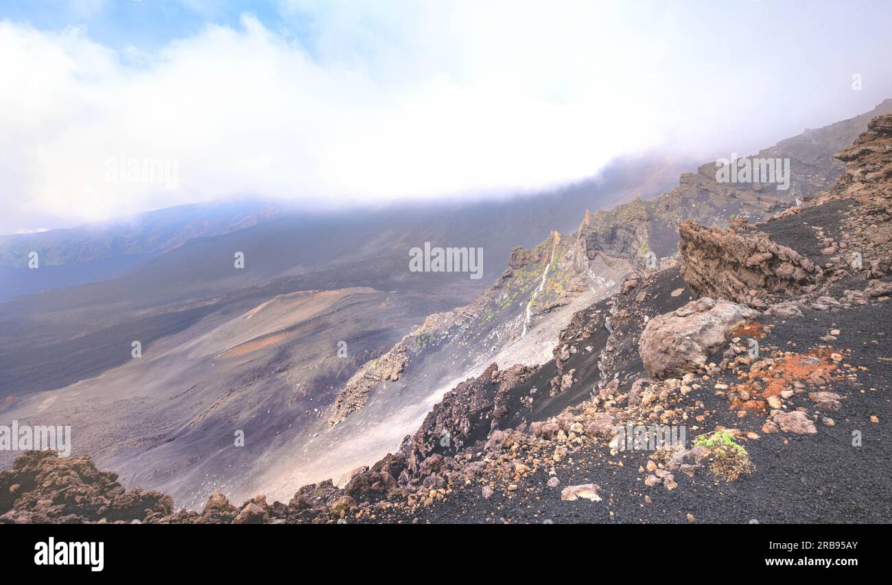 Ätna - Veduta nella Valle del Bove sul vulcano in Sicilia tra le nuvole Stockfoto