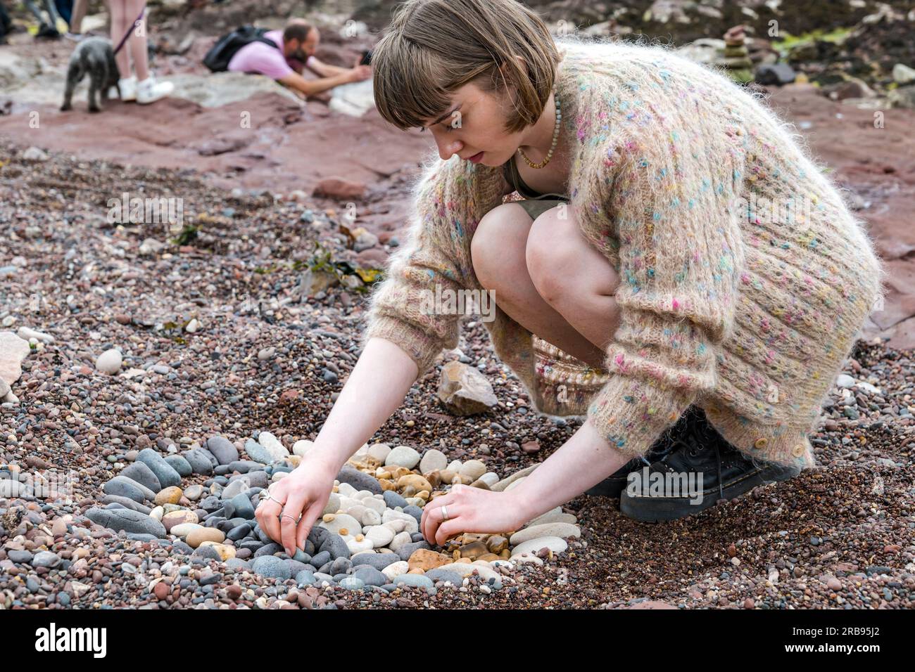 Dunbar, East Lothian, Schottland, Vereinigtes Königreich, 8. Juli 2023. Europäische Stone Stacking Championship: Die letzten Tage des European Land Art Festivals sind für Amateure geöffnet, um Steinskulpturen zu kreieren. Abbildung: Ein Teilnehmer am Amateurwettbewerb. Kredit: Sally Anderson/Alamy Live News Stockfoto