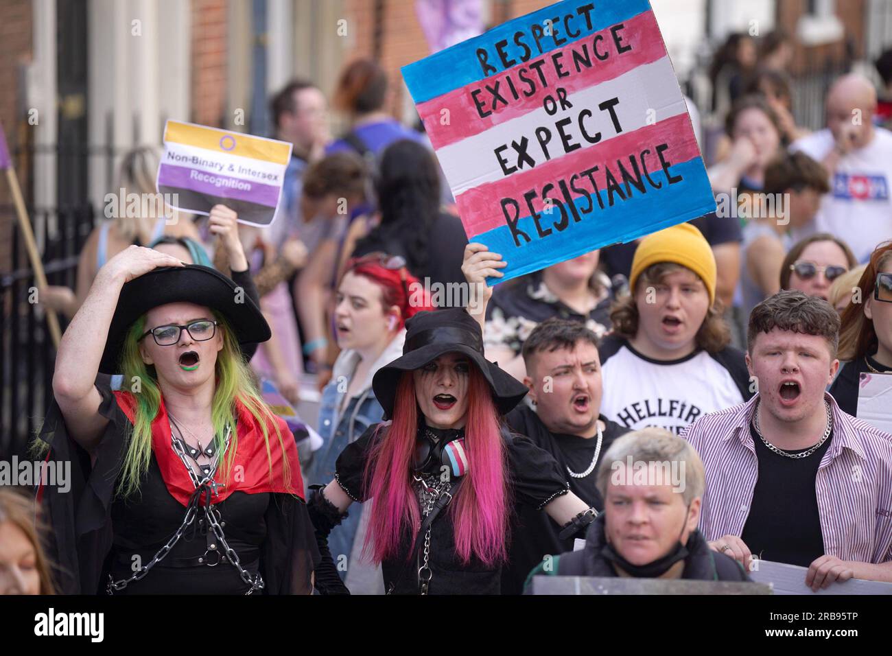 Menschen nehmen am Trans- und Intersex-Pride-Dublin-März in Dublin, Republik Irland, Teil. Bilddatum: Samstag, 8. Juli 2023. Stockfoto