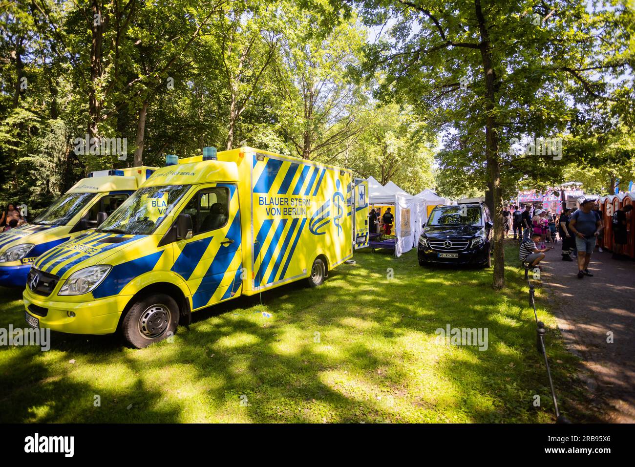 Berlin, Deutschland. 08. Juli 2023. Fahrzeuge eines Arztdienstes am Rande der Techno-Parade 'Rave the Planet' in Tiergarten. Die Parade, die unter anderem vom Techno-Pionier Dr. Motte organisiert wird und als Nachfolger der Berlin Love Parade gilt, durchquert Berlin zum zweiten Mal. Das diesjährige Motto lautet: „Musik ist die Antwort. Kredit: Christoph Soeder/dpa/Alamy Live News Stockfoto