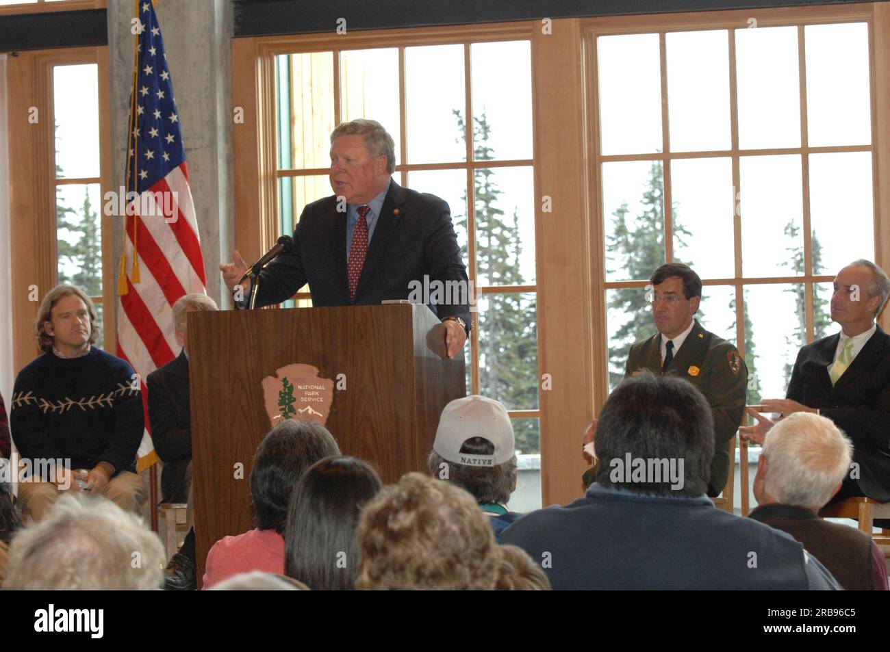 Minister Dirk Kempthorne besucht den Mount Rainier National Park in Washington, wo er bei der großen Eröffnungs- und Einweihungszeremonie für das neue Henry M. Jackson Memorial Visitor Center im Paradise Area of the Park die Grundsatzrede hielt. Minister Kempthorne wurde von Würdenträgern begleitet, darunter: Washington Congressman Norman Dicks, Vorsitzender des Unterkomitees des Hauses für Nationalparks; National Park Service Pacific West Regional Director Jonathan Jarvis; Mount Rainier Superintendent Dave Uberuaga; stellvertretender Innenminister für Wasser und Wissenschaft Kameran Onley; Nisqu Stockfoto