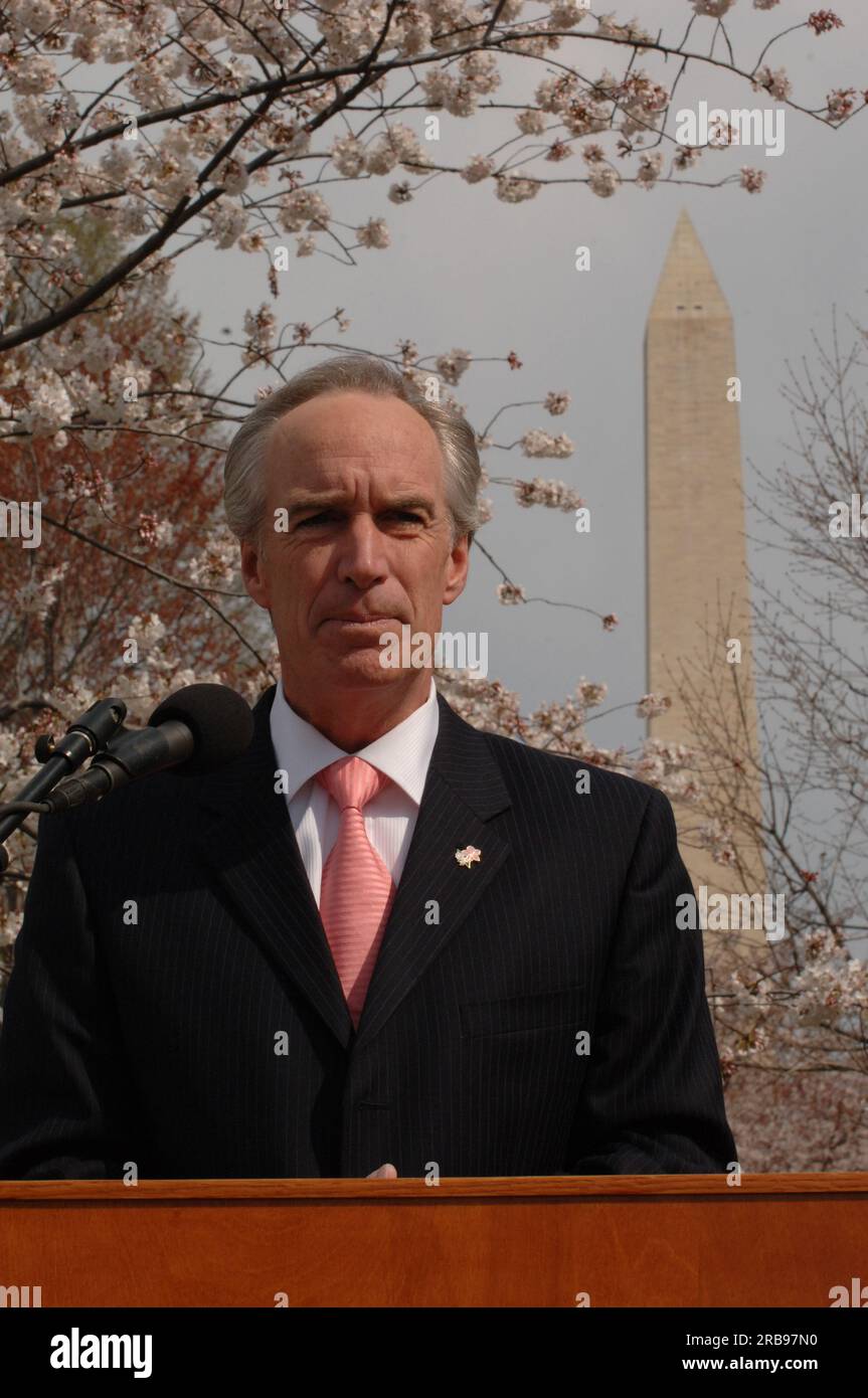 Besuch von Minister Dirk Kempthorne in Washington, D.C. Tidal Basin und Umgebung, wo er zu National Park Service Director Mary Bomar, National Mall and Memorial Parks Superintendent Peggy O'Dell und National Cherry Blossom Festival, Inc. Ging Präsidentin Diana Mayhew für eine Pressekonferenz zur Ankündigung neuer und verbesserter Besucherdienste in der National Mall rechtzeitig zum Cherry Bloossom Festival 2008. Der Minister sprach auch mit Mitarbeitern des National Park Service in den USA Parkpolizei und Besucher rund um das Tidal Basin und die National Mall. Stockfoto