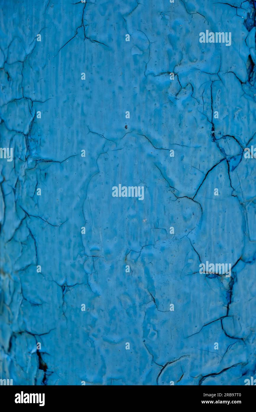 Rost auf blauer Oberfläche. Risse in der Farbe. Altes Eisen. Rostige Flecken auf Metall. Hintergrundwassersäule Stockfoto