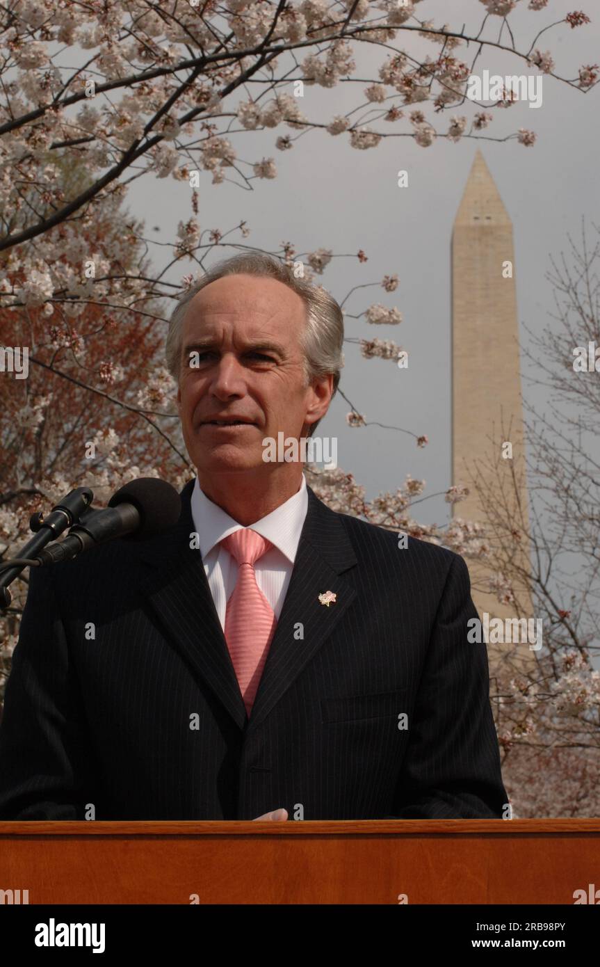 Besuch von Minister Dirk Kempthorne in Washington, D.C. Tidal Basin und Umgebung, wo er zu National Park Service Director Mary Bomar, National Mall and Memorial Parks Superintendent Peggy O'Dell und National Cherry Blossom Festival, Inc. Ging Präsidentin Diana Mayhew für eine Pressekonferenz zur Ankündigung neuer und verbesserter Besucherdienste in der National Mall rechtzeitig zum Cherry Bloossom Festival 2008. Der Minister sprach auch mit Mitarbeitern des National Park Service in den USA Parkpolizei und Besucher rund um das Tidal Basin und die National Mall. Stockfoto