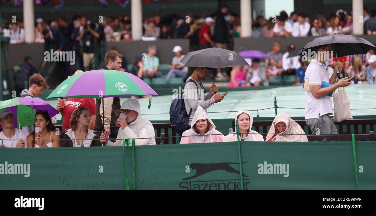 London, Großbritannien. 08. Juli 2023. Die Menschen verstecken sich unter Regenschirmen, während am sechsten Tag der Wimbledon-Meisterschaft 2023 in London am Samstag, den 08. Juli 2023, Regenstopps spielen. Foto: Hugo Philpott/UPI Credit: UPI/Alamy Live News Stockfoto