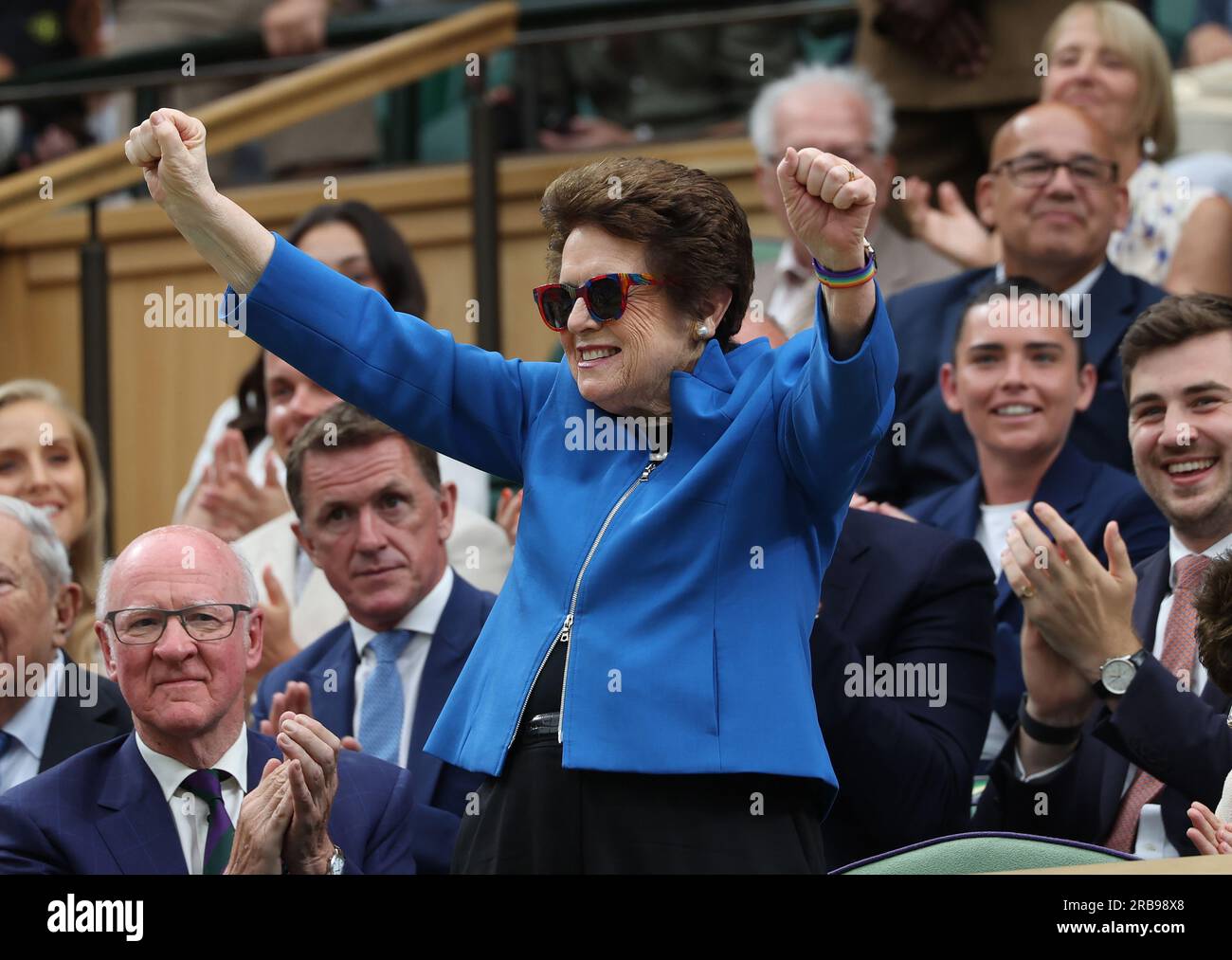 London, Großbritannien. 08. Juli 2023. Die amerikanische Tennislegende Billie Jean King erhält am sechsten Tag der Wimbledon-Meisterschaft 2023 in London am Samstag, den 08. Juli 2023, Applaus. Foto: Hugo Philpott/UPI Credit: UPI/Alamy Live News Stockfoto