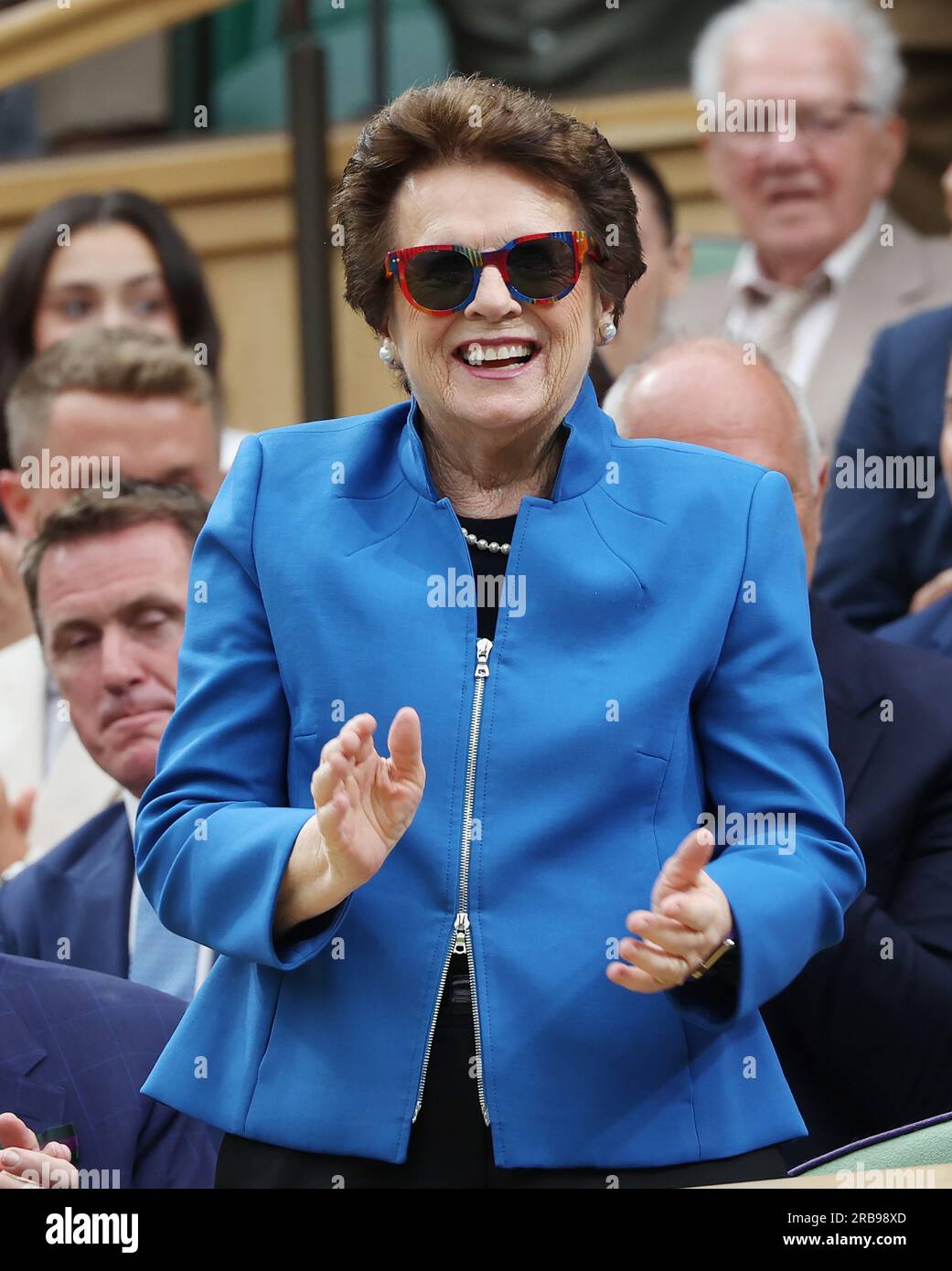 London, Großbritannien. 08. Juli 2023. Die amerikanische Tennislegende Billie Jean King erhält am sechsten Tag der Wimbledon-Meisterschaft 2023 in London am Samstag, den 08. Juli 2023, Applaus. Foto: Hugo Philpott/UPI Credit: UPI/Alamy Live News Stockfoto