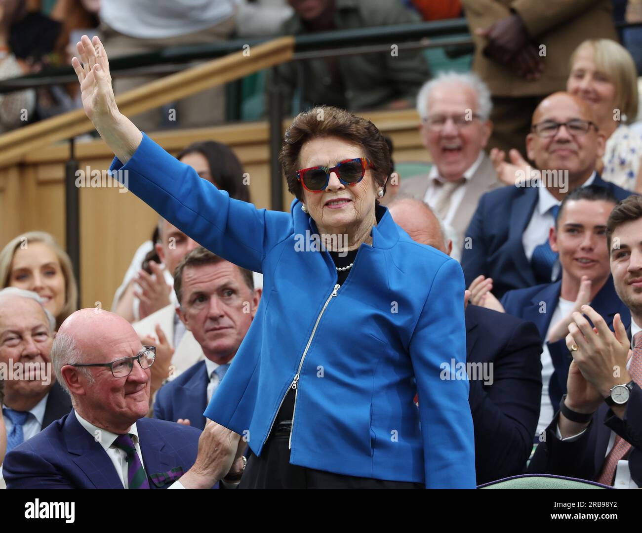 London, Großbritannien. 08. Juli 2023. Die amerikanische Tennislegende Billie Jean King erhält am sechsten Tag der Wimbledon-Meisterschaft 2023 in London am Samstag, den 08. Juli 2023, Applaus. Foto: Hugo Philpott/UPI Credit: UPI/Alamy Live News Stockfoto