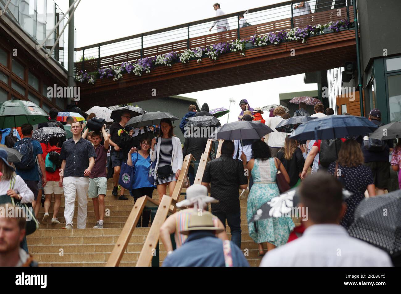 London, Großbritannien. 08. Juli 2023. Die Menschen verstecken sich unter Regenschirmen, während am sechsten Tag der Wimbledon-Meisterschaft 2023 in London am Samstag, den 08. Juli 2023, Regenstopps spielen. Foto: Hugo Philpott/UPI Credit: UPI/Alamy Live News Stockfoto