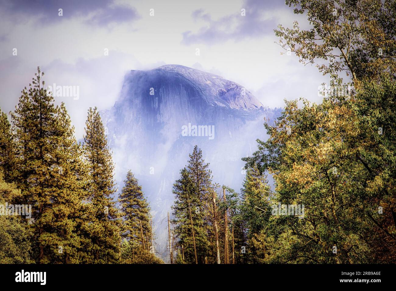 Der teilweise sichtbare Half Dome im Herbst im Yosemite Valley von Kalifornien. Stockfoto