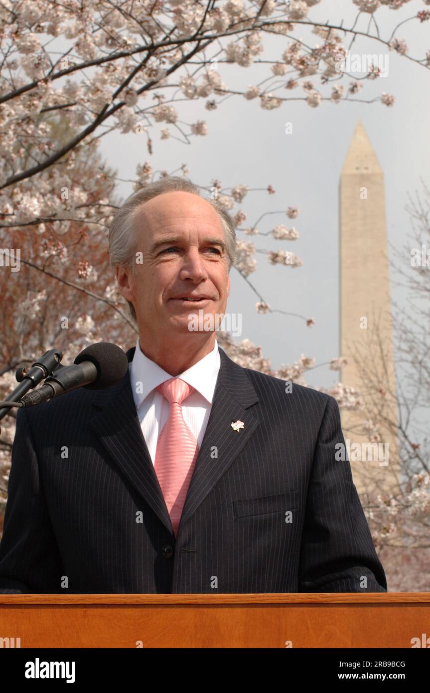 Besuch von Minister Dirk Kempthorne in Washington, D.C. Tidal Basin und Umgebung, wo er zu National Park Service Director Mary Bomar, National Mall and Memorial Parks Superintendent Peggy O'Dell und National Cherry Blossom Festival, Inc. Ging Präsidentin Diana Mayhew für eine Pressekonferenz zur Ankündigung neuer und verbesserter Besucherdienste in der National Mall rechtzeitig zum Cherry Bloossom Festival 2008. Der Minister sprach auch mit Mitarbeitern des National Park Service in den USA Parkpolizei und Besucher rund um das Tidal Basin und die National Mall. Stockfoto