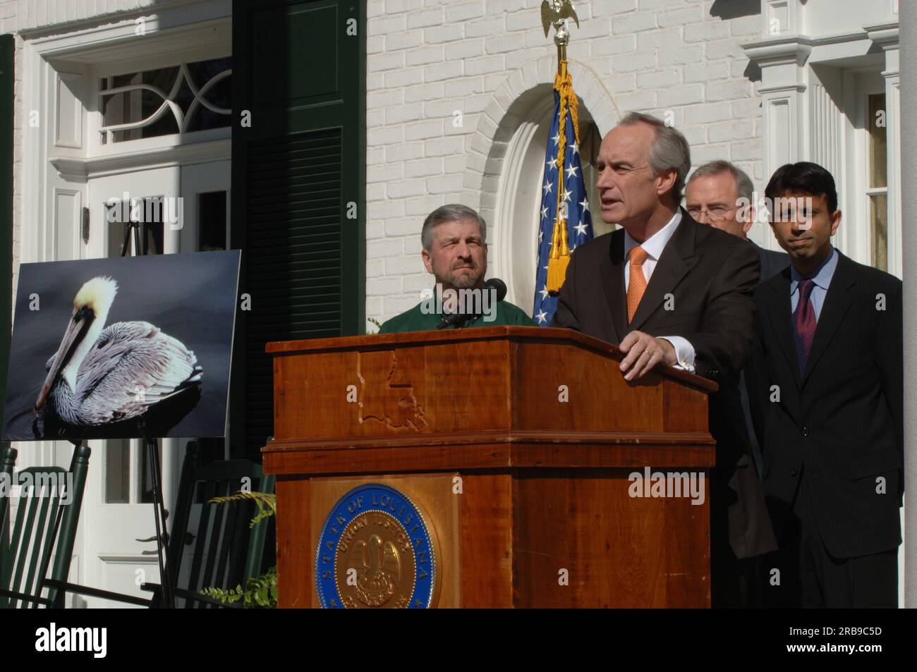 Ankündigung des Vorschlags, den braunen Pelikan aus der Liste der gefährdeten Arten zu streichen, in der Gouverneurswohnung in Baton Rouge, Louisiana, zusammen mit Minister Dirk Kempthorne, Gouverneur Bobby Jindal, Direktor des Dienstes für Fisch und Tierwelt H. Dale Hall, Und andere Beamte bei der Unterzeichnung und Pressekonferenz, die die Erholung der Spezies in Louisiana und anderen Golfküsten-Staaten markieren Stockfoto