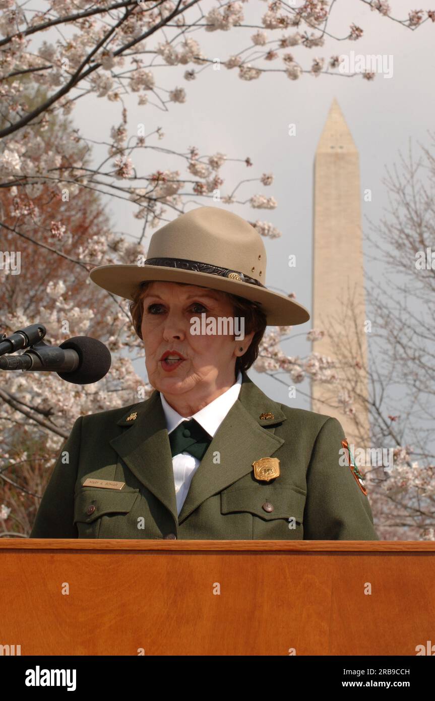 Besuch von Minister Dirk Kempthorne in Washington, D.C. Tidal Basin und Umgebung, wo er zu National Park Service Director Mary Bomar, National Mall and Memorial Parks Superintendent Peggy O'Dell und National Cherry Blossom Festival, Inc. Ging Präsidentin Diana Mayhew für eine Pressekonferenz zur Ankündigung neuer und verbesserter Besucherdienste in der National Mall rechtzeitig zum Cherry Bloossom Festival 2008. Der Minister sprach auch mit Mitarbeitern des National Park Service in den USA Parkpolizei und Besucher rund um das Tidal Basin und die National Mall. Stockfoto