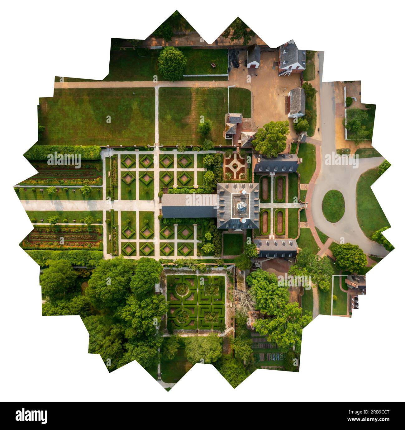Ungewöhnliche genähte Panoramablicke von oben auf das Dach und die formellen Gärten des Governors Palace in Williamsburg, Virginia Stockfoto