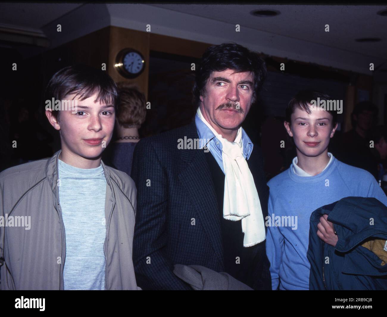 Alan Bates, britischer tv, Bühne und Filmschauspieler mit seinen Söhnen Tristan und Benedict aus seiner Ehe mit Victoria ward, London 1984 Stockfoto