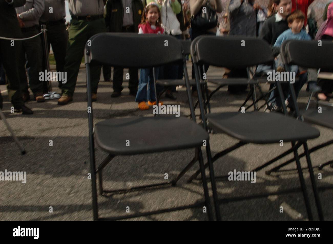 Besuch von Minister Dirk Kempthorne in Washington, D.C. Tidal Basin und Umgebung, wo er zu National Park Service Director Mary Bomar, National Mall and Memorial Parks Superintendent Peggy O'Dell und National Cherry Blossom Festival, Inc. Ging Präsidentin Diana Mayhew für eine Pressekonferenz zur Ankündigung neuer und verbesserter Besucherdienste in der National Mall rechtzeitig zum Cherry Bloossom Festival 2008. Der Minister sprach auch mit Mitarbeitern des National Park Service in den USA Parkpolizei und Besucher rund um das Tidal Basin und die National Mall. Stockfoto