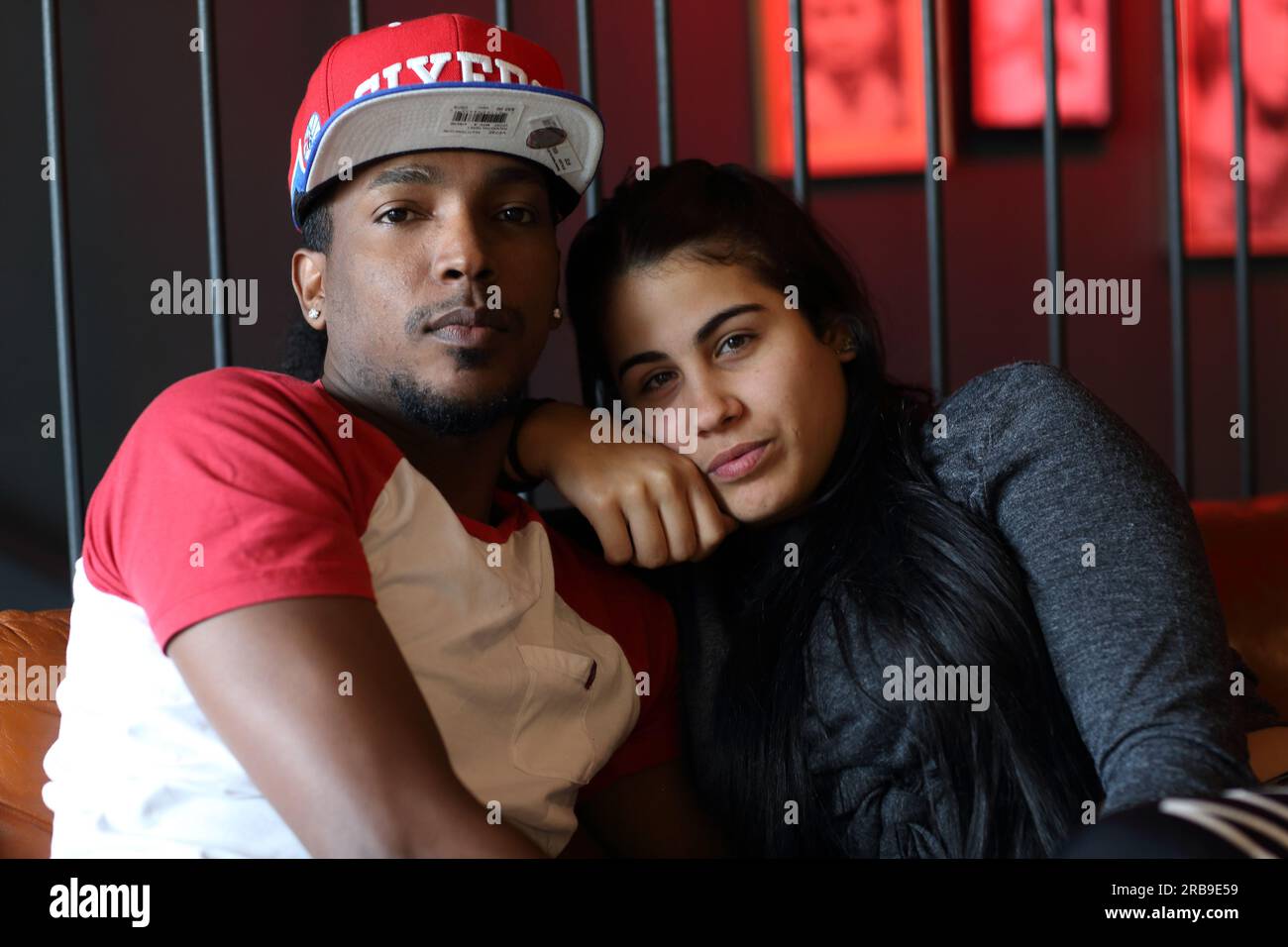 Ein multirassisches Paar, das sich in Frankfurt am Main umarmt Stockfoto