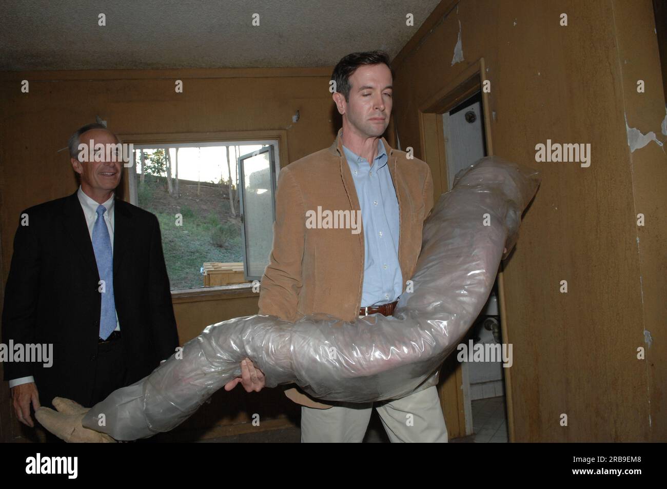 Minister Dirk Kempthorne und Helfer bei einem Besuch in Los Angeles, Kalifornien, besichtigen die Büros der Universal Studios, Sets, viele in Hollywood Stockfoto