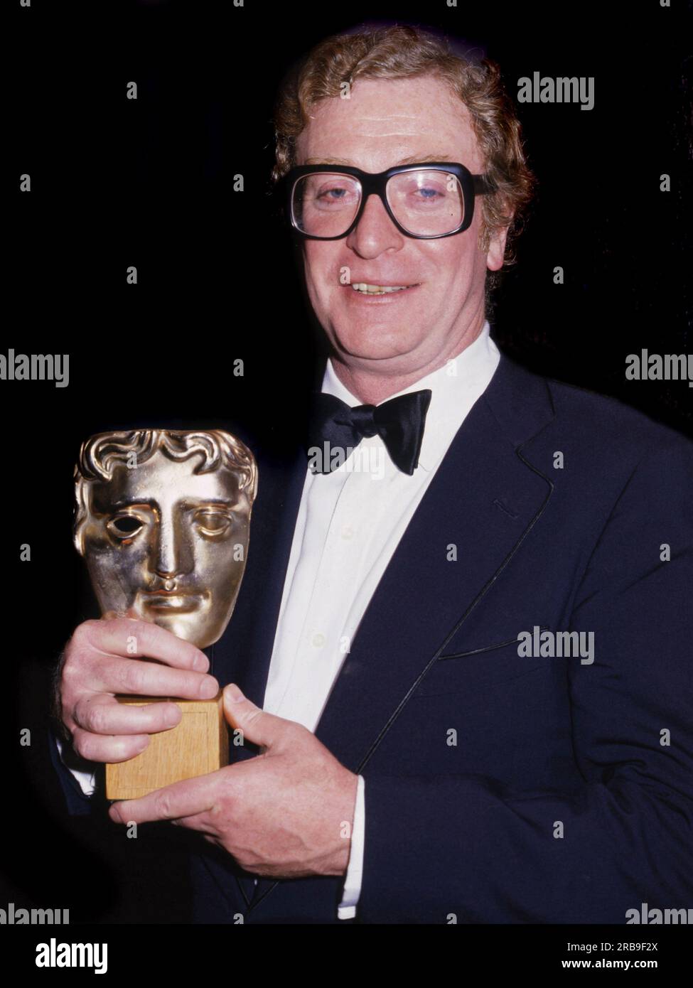 Michael Caine mit seinem BAFTA Award für den besten Schauspieler für seine Rolle bei der Ausbildung von Rita 1984. Stockfoto