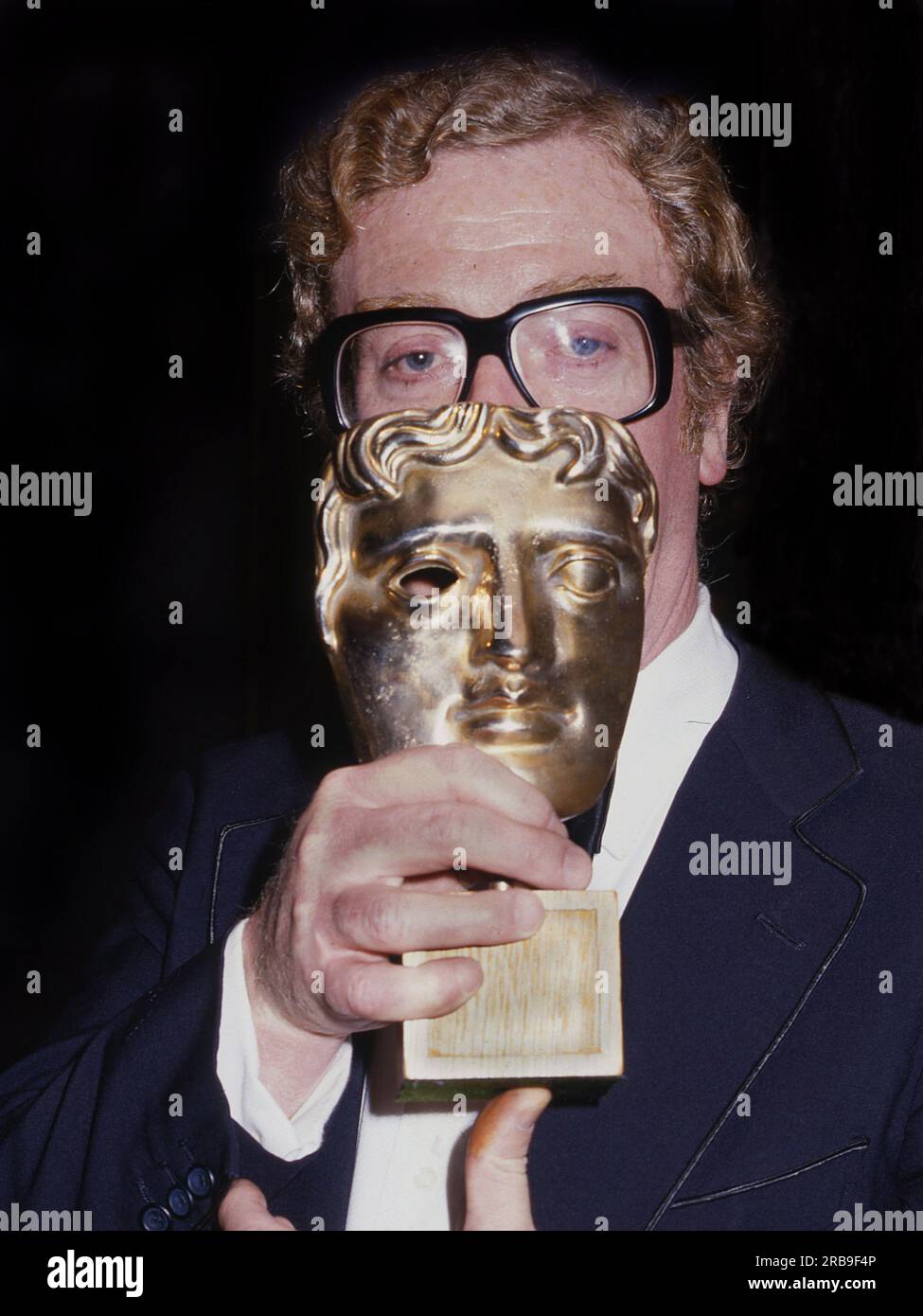 Michael Caine mit seinem BAFTA Award für den besten Schauspieler für seine Rolle bei der Ausbildung von Rita 1984. Stockfoto