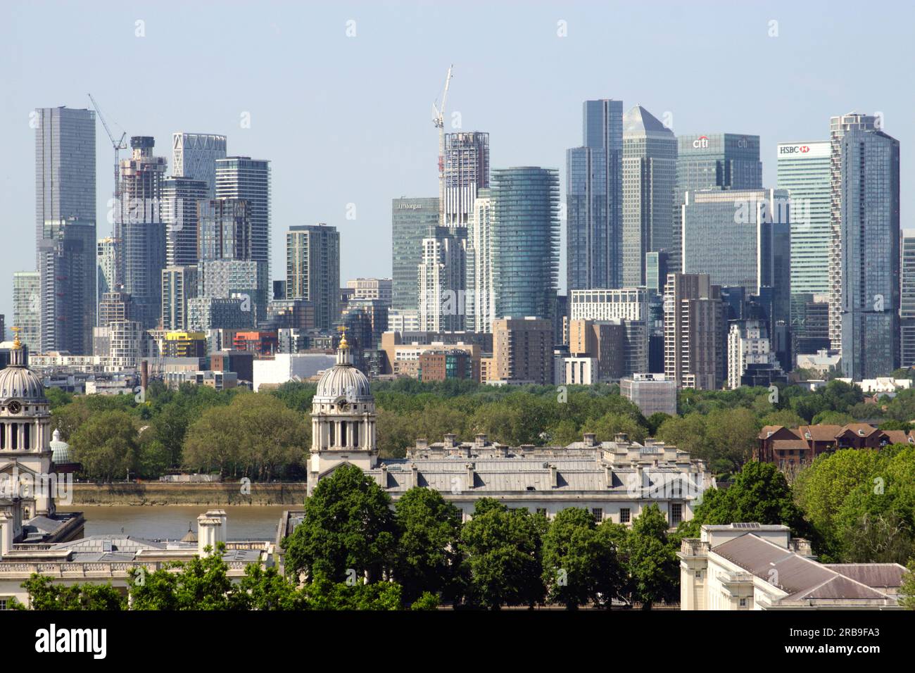 Blick auf die Skyline der Docklands von Greenwich London im Sommer 2023 Stockfoto