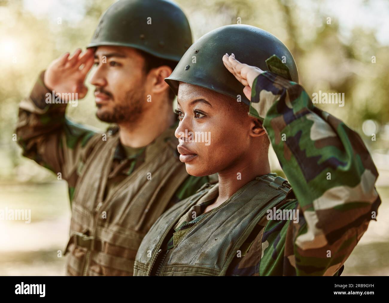Soldaten, Militär und Menschen grüßen in der Natur für ihre Dienste, ihren Schutz und ihre Schlacht im Freien. Kriegstraining, Nationalarmee und Mann und Frau in Position Stockfoto