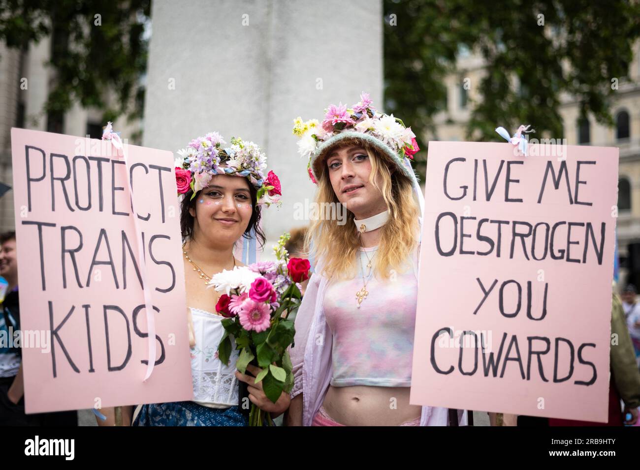London, Großbritannien. 8. Juli 2023 Menschen am Trafalgar Square, wo Blumen das Thema waren, während Trans+ Pride in London, eine Veranstaltung, die die Aufmerksamkeit auf die transgender Gemeinschaft lenken und die transgender Freiheit und Gleichheit in Großbritannien und weltweit fordern. Kredit: Stephen Chung / Alamy Live News Stockfoto