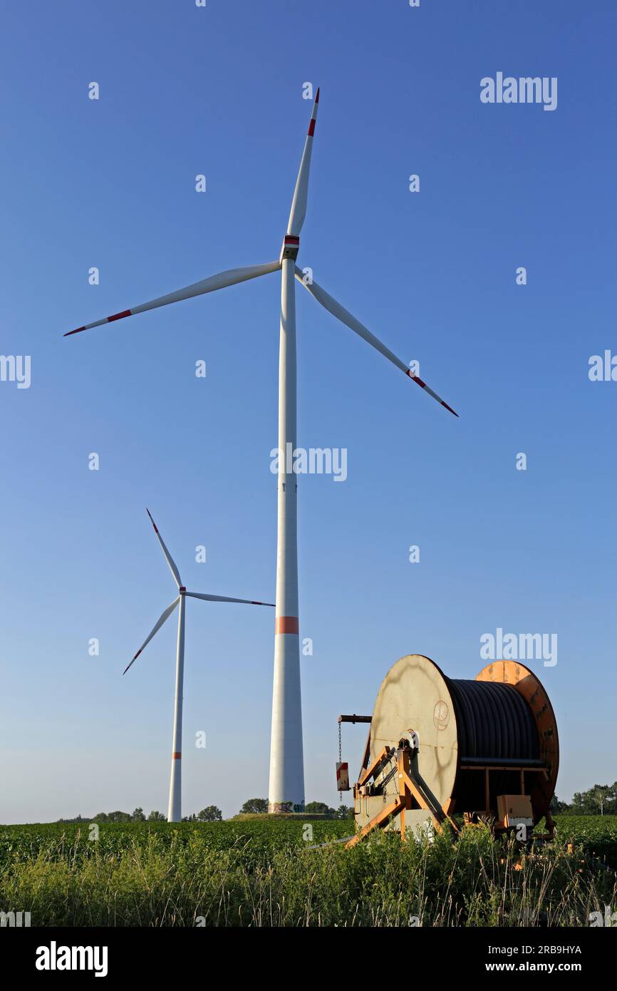 Windkraftwerke, Schlauchtrommel, Bewässerung, Melbeck, Ilmenau Joint Community, Niedersachsen, Deutschland Stockfoto