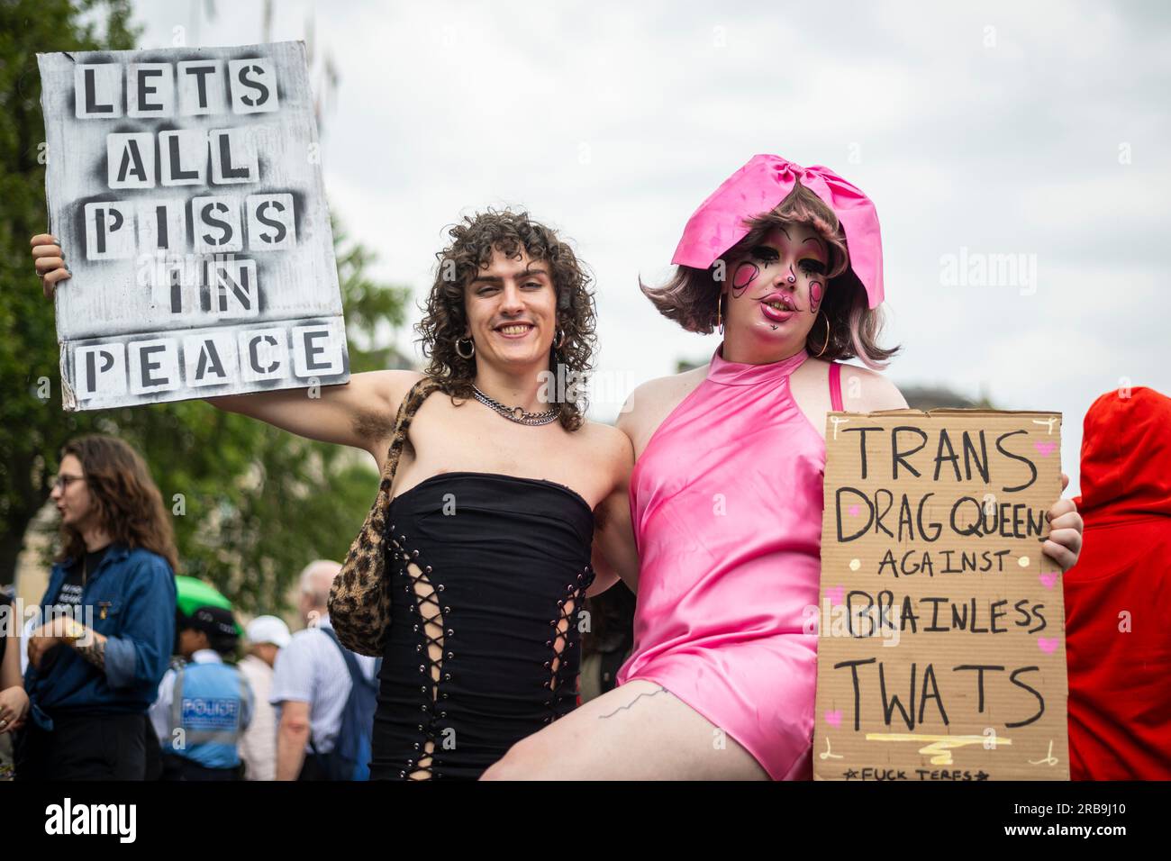 London, Großbritannien. 8. Juli 2023 Menschen am Trafalgar Square, wo Blumen das Thema waren, während Trans+ Pride in London, eine Veranstaltung, die die Aufmerksamkeit auf die transgender Gemeinschaft lenken und die transgender Freiheit und Gleichheit in Großbritannien und weltweit fordern. Kredit: Stephen Chung / Alamy Live News Stockfoto