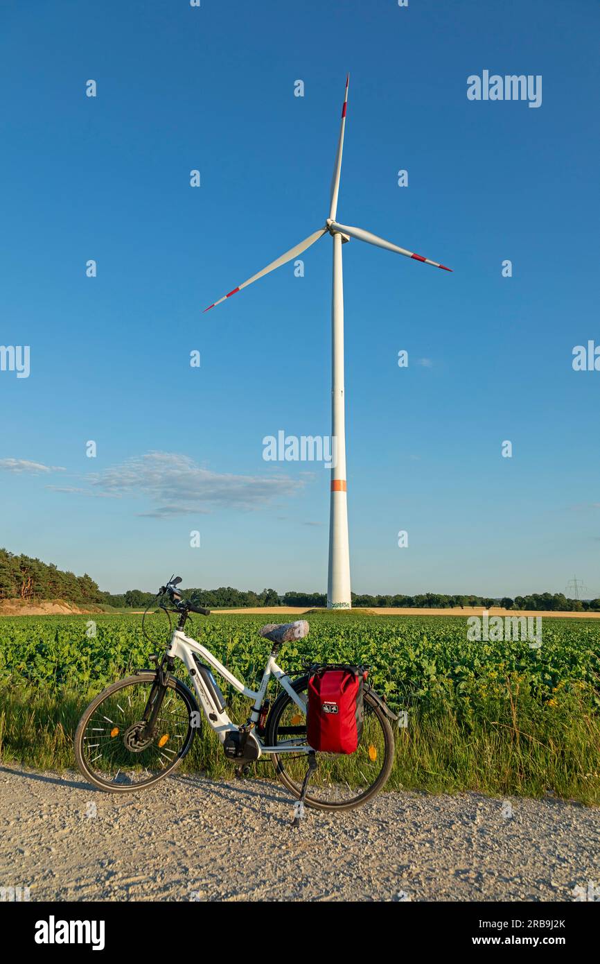 Windkraftwerk, Landstraße, Feld, E-Bike, Melbeck, Gemeinsame Gemeinde Ilmenau, Niedersachsen, Deutschland Stockfoto