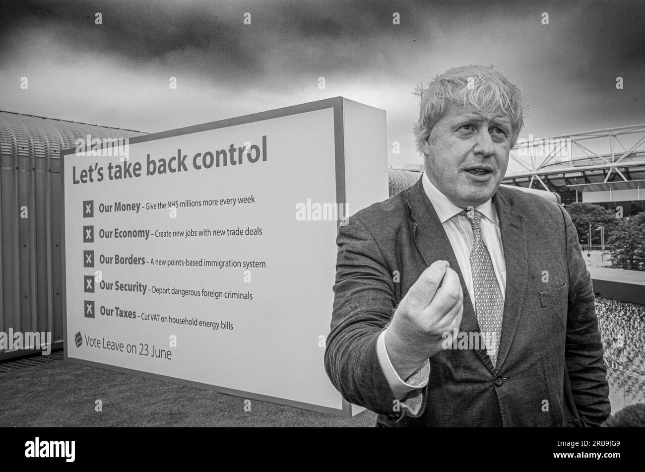 Boris Johnson bekämpft sich für die Abreise während der Kampagne zum Brexit-Referendum mit dem Slogan Take back control . Stockfoto