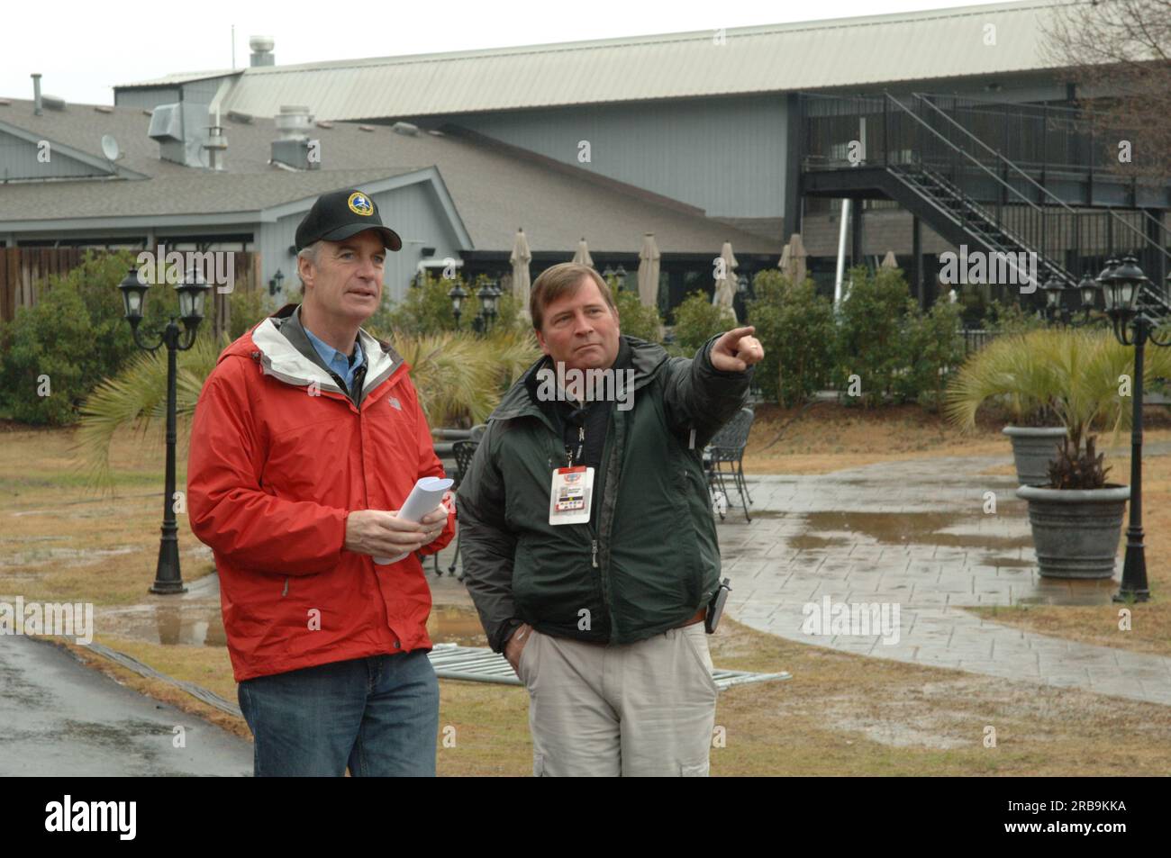 Teil der Mike and Mike Show von ESPN Radio, die gemeinsam von Mike Greenberg und Mike Golic beim Bassmasters Classic Professional Fishing Turnier in Greenville, South Carolina, ausgerichtet wird, mit Gastauftritt von Minister Dirk Kempthorne Stockfoto