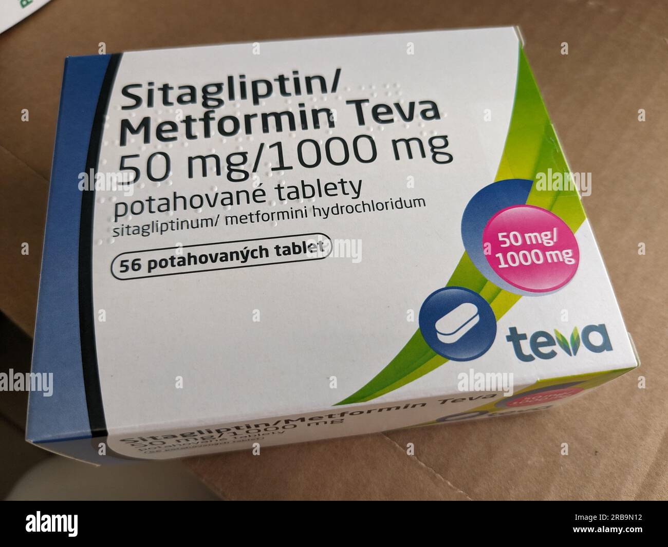 Sitagliptin Metformin Teva 50mg100mg. Box Medicine für Diabetes mellitus (DM) oder hohen Blutzucker in Apotheke drugstore.Combination von 2 aktiven Substana Stockfoto