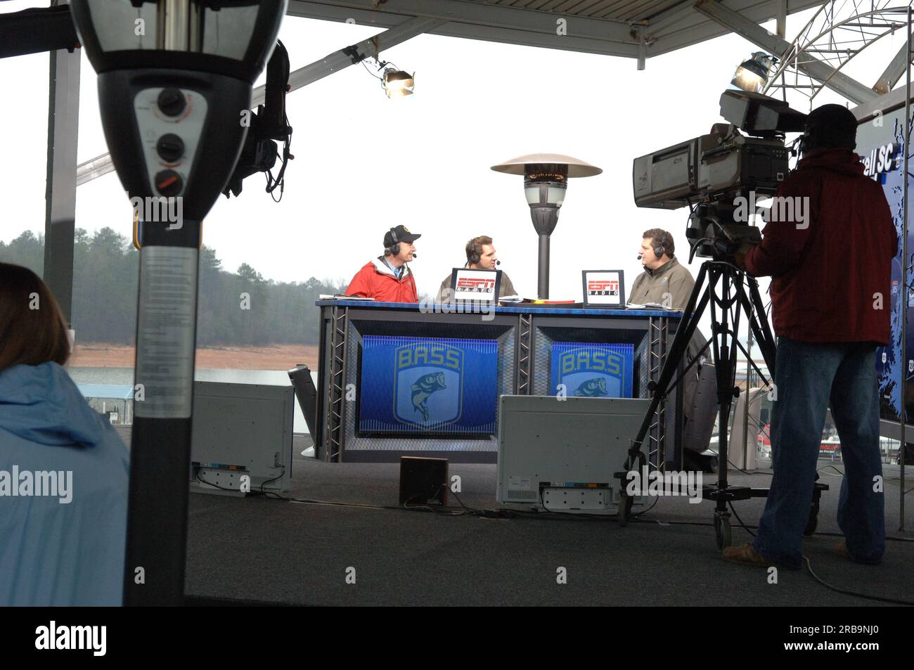 Teil der Mike and Mike Show von ESPN Radio, die gemeinsam von Mike Greenberg und Mike Golic beim Bassmasters Classic Professional Fishing Turnier in Greenville, South Carolina, ausgerichtet wird, mit Gastauftritt von Minister Dirk Kempthorne Stockfoto